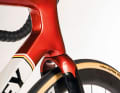 Durch das ausgeprägte Längsprofil der Vittoria Corsa Pro ist das Rennrad in Schräglage schwer kontrollierbar.