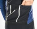 Assos Mille GT Winter Jacket Evo: etwas enger als bei Agu sind die Taschen bei der Assos, weshalb das Handling mit großen Händen oder sehr dicken Handschuhen etwas schlechter ist