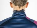 Gorewear Infinium Signal Thermo Jacke: Ein sogenannter Friseurkragen wie bei der Gore Jacke passt sich der Kopfneigung an und schützt optimal vor Zugluft am Hals