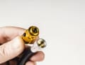 Bei Lezyne ist der Pumpenkopf hochwertig aus Metall gefertigt, clever ist sein integriertes Ablassventil, um den Druck zu senken. Als Dichtungen verwendet Lezyne handelsübliche O-Ringe, die in jedem gut sortierten Baumarkt vorrätig sind und ganz sicher beim Lezyne-Online- und Fachhändler