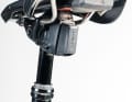 Eine funkgesteuerte Vario-Stütze erhöht die Fahrsicherheit in schwierigem Gelände. Die Rockshox federt allerdings etwas weniger als herkömmliche Carbonstützen und ist relativ schwer.