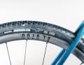 Die 45 Millimeter breiten Maxxis-Reifen reizen die Reifenfreiheit bereits aus. Durch die Tubeless-Montage am Testrad federn die Pneus spürbar.