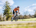 Bis zu 45 Millimeter breite Reifen passen ins Vitus Venon. Damit ist es einem Gravelbike näher als einem Marathonrad