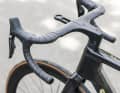 Ein Highlight ist das Cockpit. Mit optional erhältlichen Lenkerenden lässt sich die Kombi auf das UCI-Mindestmaß von 350 Millimetern bringen. Hintergrund: Na klar, eine bessere Aerodynamik.