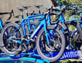 Shimano steht zwar auf den Rädern des neutralen Service. Die Rennmaschinen kommen aber von Canyon.