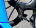 Diese wird am neutralen Materialwagen benötigt, damit die Profis bei einem ungewollten Radwechsel die passende Sitzhöhe mittels eines Hebels am Lenker einstellen können.