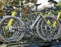 Notfalls könnte der zweimalige Tour-Champion auf das leichtere R5 wechseln. Die Mechaniker haben es auf dem Begleitfahrzeug platziert