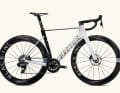 Das Ostro VAM mit SRAM Force AXS kommt mit Quarq-Powermeter. Kostenpunkt des Komplettrads: 9049 Euro. Ab Werk stehen drei Farboptionen zur Auswahl, zudem kann im hauseigenen Konfigurator das Rahmen-Set nach Wunsch lackiert werden.
