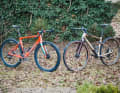 Gravelbikes der Extreme im Testduell: das rennmäßige BMC Kaius (links) trifft auf das abenteuertaugliche BMC Urs.
