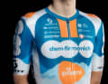 Markant sind die für das Motto “Keep Challenging” stehenden orangen Streifen, die die “DNA des Teams” symbolisieren