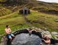 Hier badeten schon die Wikinger. Das Guðrúnarlaug (am Abend von Tag 3) ist eine Nachbildung eines Bades mit heißer Quelle an historischer Stelle