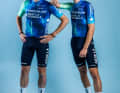 Ein dunkles Blau und Mintgrün prägen das Outfit der Franzosen