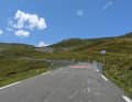 Die Absperrgitter sind nicht immer zu finden auf den letzten Metern der Ost-Auffahrt zum Col du Tourmalet. Hier sichern sie die letzten Meter für die Bergankunft der Tour de France Femmes 2023.
