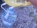 ... und im Schnitt einen Liter Wasser mit etwas Salz, um den Natriumverlust durch Schweiß auszugleichen.