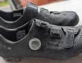 Der Shimano Gravelschuh RX6 ist ein guter Allrounder, der eher weiter geschnitten ist und auch Platz für einen hohen Spann bietet. Wer einen enger sitzenden Schuh braucht, greift eher zum Frauenmodell.