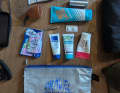 In die Zahnputztasche kommt auch Sitzcreme, Menstruationstasse, Sonnencreme, Pinzette, Ibuprofen und Feuchttücher