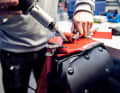 Nach intensiver Nutzung kann es schon mal vorkommen, dass ein Loch in einer Ortlieb-Tasche entstanden ist. Ortlieb und Servicepartner bieten Reparaturen an.