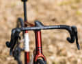 Auch die Komponenten orientieren sich am Wettkampf-Rennrad, so sind häufig integrierte Lenkereinheiten aus Carbon verbaut