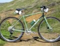 Frühlingsfrisch: Die neue Rahmenfarbe "Aurora" an einem Outback--Modell mit optional geradem Lenker