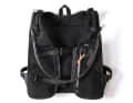Die Front der Tasche ist bekannt. Sie gleicht der Race Hydration Vest und bietet ein wasserabweisendes Zipp-Fach und mehrere Mesh-Einschubfächer.