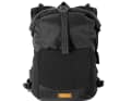 Neu ist die Rückseite. Das große Rolltop-Fach ist getrennt vom Fach für die Trinkblase, dass sich mit Klett öffnen und verschließen lässt. Zusätzlich ist auch hier auf der Rückseite ein Mesh-Fach angebracht ...
