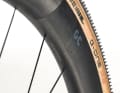 Schwalbe-Reifen, montiert auf voluminösen Eigenmarken-Aero-Laufrädern.