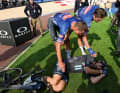Trost vom Sieger: Geschlagen liegt John  Degenkolb auf dem  Boden des Radstadions  in Roubaix, Mathieu van  der Poel (links) und Jasper  Philipsen zeigen Mitgefühl.