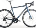 Den Spitzenplatz für das exklusivste und auch leichteste Rennrad belegt das 16500 Euro teure Leggerissima TLO von Carbonspezialist Schmolke. Dazu ist es das komfortabelste Rennrad 2024.