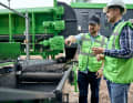 Pascal Klein und Felix Jahn begutachten den Recyclingprozess | www.stephanortmanns.de