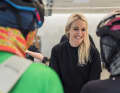 Ehefrau Maria Burghardt gibt Startnummern beim Shades of Speed aus. 