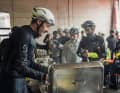 An einer Verpflegungsstation beim Shades of Speed serviert Marcus Burghardt persönlich 