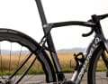 Highlight des exklusiven Gefährts ist das Federkonzept am Hinterbau. Die Sitzstreben sind an zwei Stellen mit dem Sitzrohr verbunden und stützen sich gegenseitig ab. Pinarello verspricht damit mehr Federkomfort im Sattel.