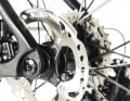 ... eine kleine 140-Millimeter-Bremsscheibe am Heck