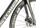 Mit seinen aerodynamischen Rohrformen und den schnellen DT-Swiss-Laufrädern gewinnt Storck die Aero-Wertung in diesem Vergleich