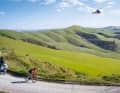 Halsbrecherisch: Mit seiner Radbeherrschung beeindruckt der Brite Tom Pidcock immer wieder. Auf den losen Steinen der Strade Bianche überholt er bergab ein Motorrad und fährt zum Solo-Sieg.