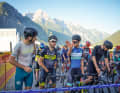 Das Drautal bei Lienz liegt noch im Schatten, als es für die Teilnehmer um den späteren Sieger Patrick Hagenaars (mit Prothese) losgeht