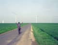 Wie Don Quijote: Kurz vor Paris bläst der Wind übers Land. Als fies und fantastisch zugleich empfinden die Pedalritter den Kampf gegen den unsichtbaren Gegner.