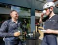 Absacker: Zwei Radsportler freuen sich über die Gelegenheit zum letzten Drink auf ihrer Sonntagsrunde.