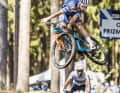 Showman: Mathieu van der Poel zeigt während des Mountainbike-Weltcups in Nové Mĕsto einen Tailwhip, beobachtet von Welt- und Europameister Nino Schurter