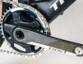 Die Top-Ausstattung mit SRAM Red XPLR, wenngleich in der veralteten Zwölffach-Version, hat ihren Preis: Für das Trek werden bis zu 4000 Euro mehr fällig als für die vergleichbaren Räder von Canyon und Rose.