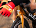 Trotz des Aero-Fokus dachte der belgische Fahrradbauer auch an den Fahrkomfort. Die Folge: Durch Gabel und Rahmen passen bis zu 34 Millimeter breite Reifen.