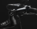 Die Lenker-Vorbau-Einheit ist aus Alu, die Schaltzüge und Bremsleitungen der Shimano 105 werden unter dem Vorbau in den Steuerkopf geführt.