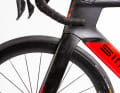 Nahezu jedes moderne Wettkampf-Rennrad ist aerodynamisch optimiert. Durch Anpassungen im technischen Reglement erlaubt die UCI seit 2001 extrem flächige Rahmenformen.