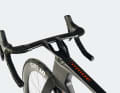 Simplon ergänzt den flachen Lenker mit einem zweigeteilten Vorbau.