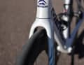Der Aero-Renner bietet eine üppige Reifenfreiheit. Sonny Colbrelli gewann auf dem Modell 2021 Paris-Roubaix, mit 32-Millimeter-Reifen
