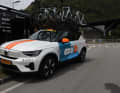 Team dsm-firmenich PostNL fährt einen elektrischen Volvo XC40 inzwischen bei allen Rennen.
