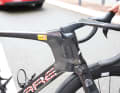 Das Design reizt die Vorgaben der UCI zu Rahmenform aus.