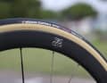 Das Gewicht ist nur mit Schlauchreifen möglich: die üblicherweise gefahrenen Tubeless-Felgen und -Reifen wiegen etwa 200 Gramm mehr.