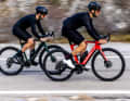 Die nächsten Neuheiten aus dem Hause Pinarello sind das Nytro Road (rechts) und Nytro Gravel (links) mit elektronischer Unterstützung.