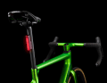 An der Carbonstütze lässt sich ein Rücklicht befestigen. Rennfahrer können an den Gewindeösen einen Startnummernhalter befestigen.